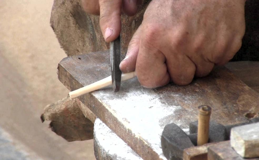 Un artesano trabaja el hueso para crear instrumentos. 