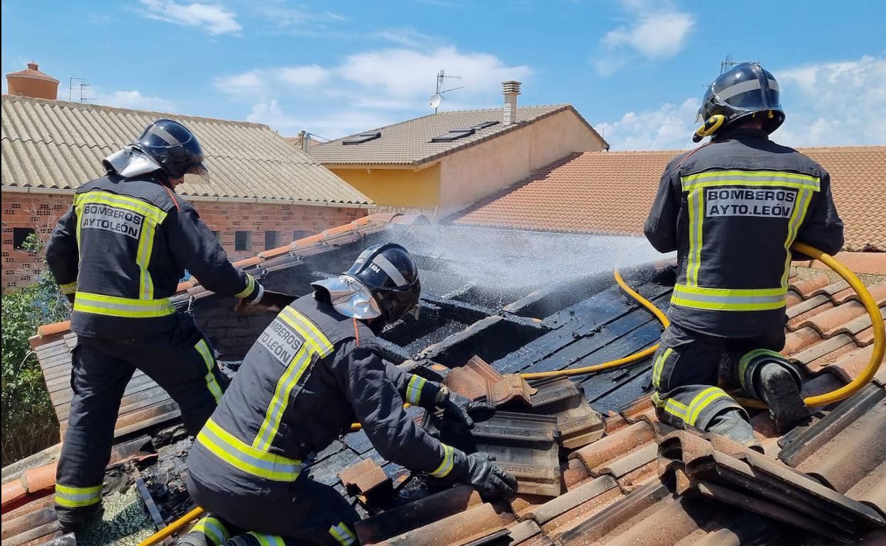 Los efectivos trabajan sobre el tejado de la vivienda. 