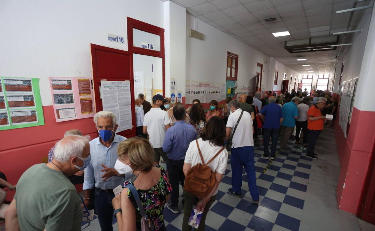 Grandes colas para votar en un colegio electoral de Palermo (Italia).