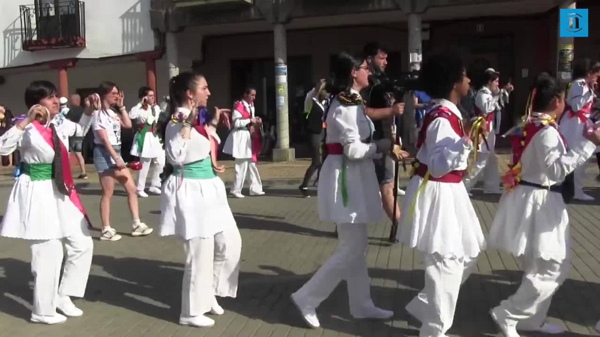 Los danzantes de Villamañan relucen en San Antonio