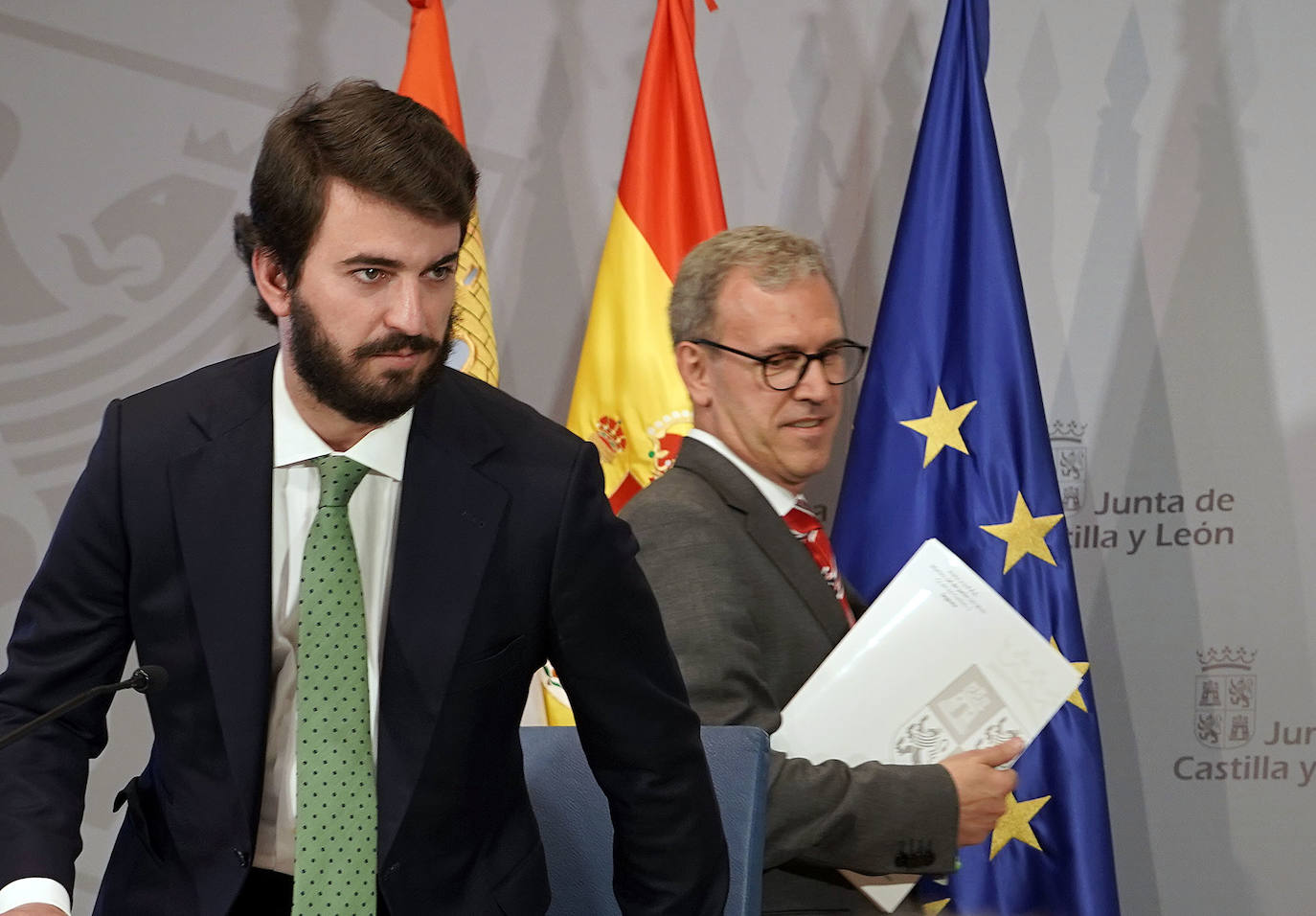 El vicepresidente de la Junta de Castilla y León, Juan García-Gallardo, y el consejero de Industria, Comercio y Empleo, Mariano Veganzones, comparecen en relación con la acción del Gobierno.