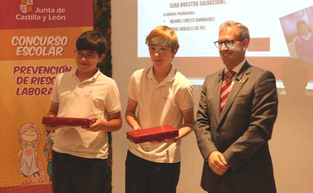 El consejero de Empleo, Mariano Veganzones, entrega el premio de prevención de riesgos laborales a los alumnos del Maristas San José de León.