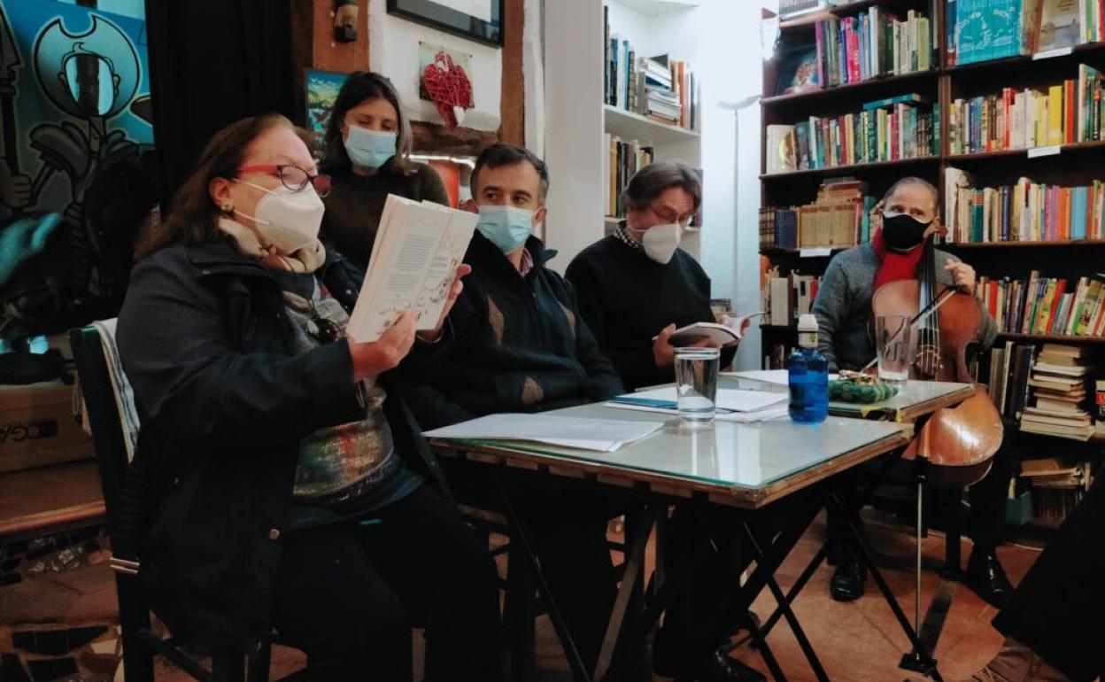 Ana Ortega, autora dela obra, en la presentación de su libro.