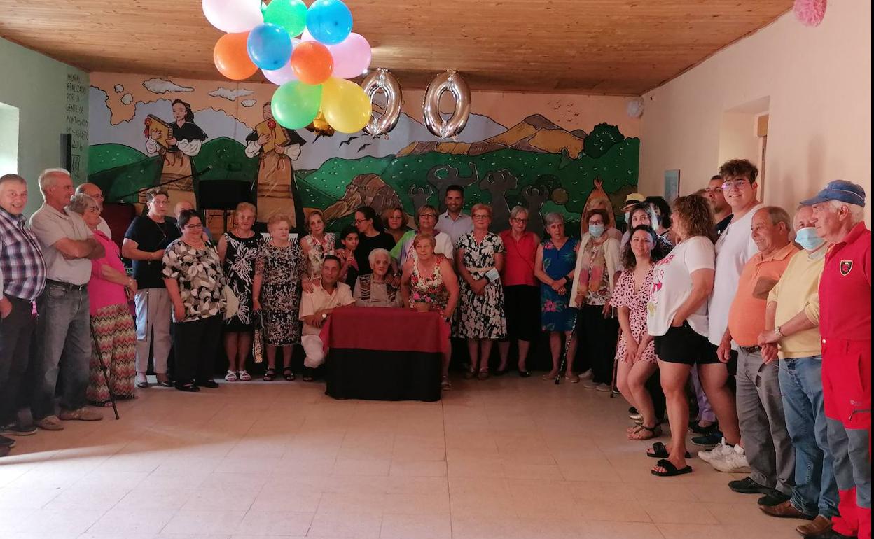 Elvira García González, centenaria del municipio, en la fiesta que le prepararon vecinos y familiares.