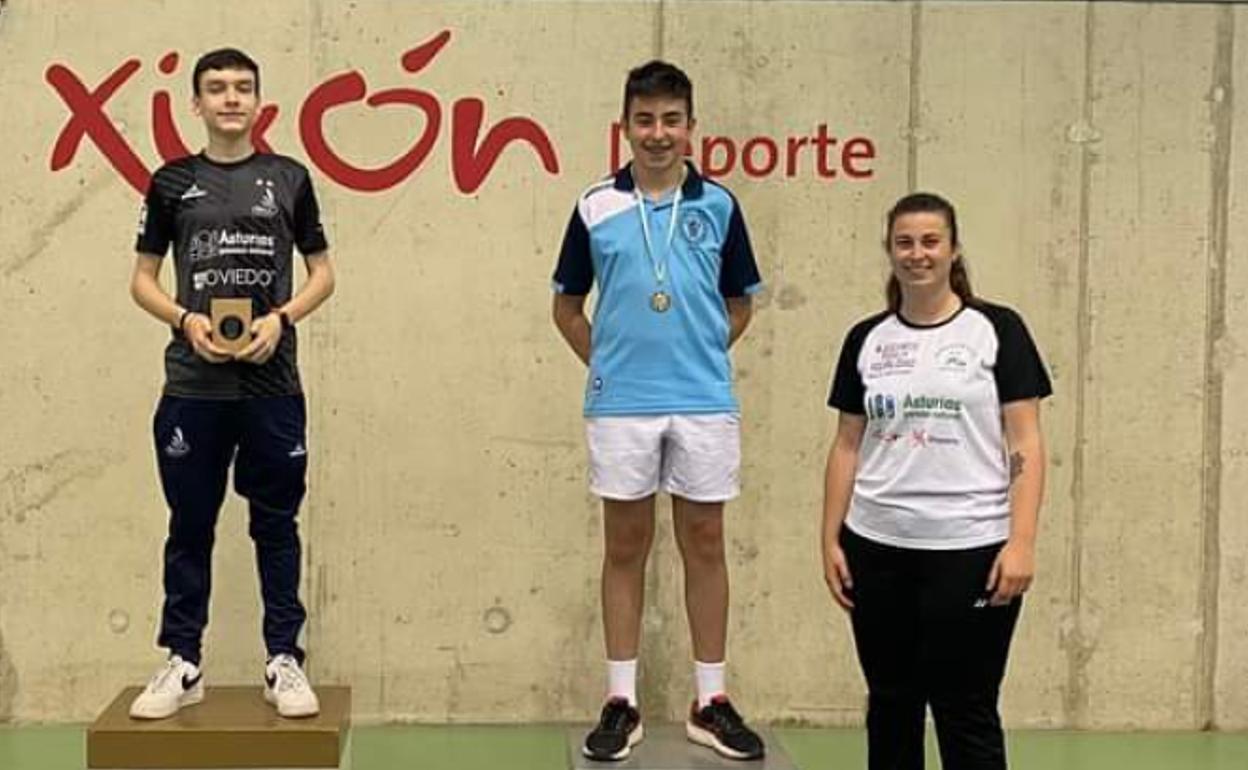 Podio de premios en bádminton. 