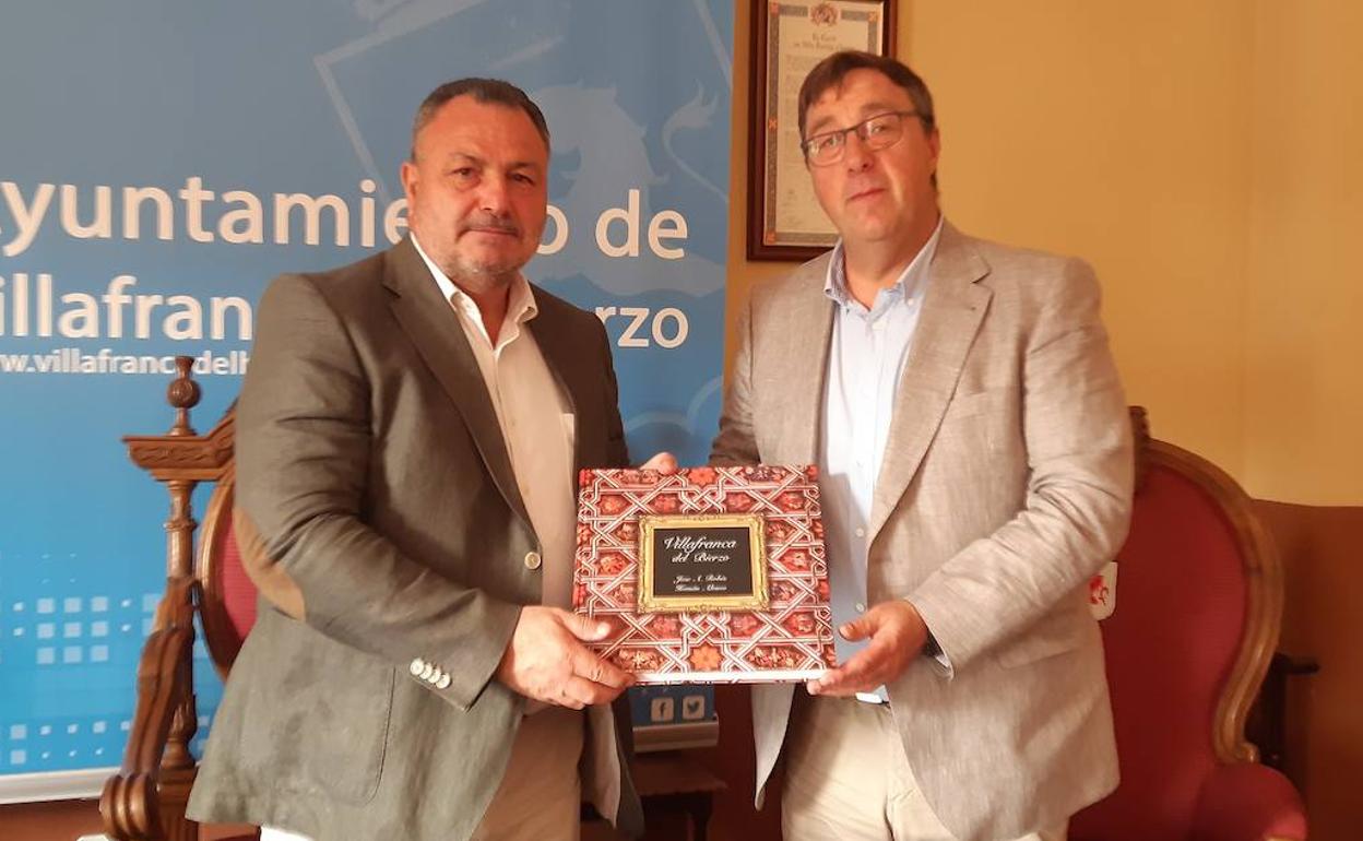 El preidente de la Diputación de León, Eduardo Morán, junto al alcalde de Villafranca del Bierzo, José Manuel Pereira, en la visita institucional de este martes.