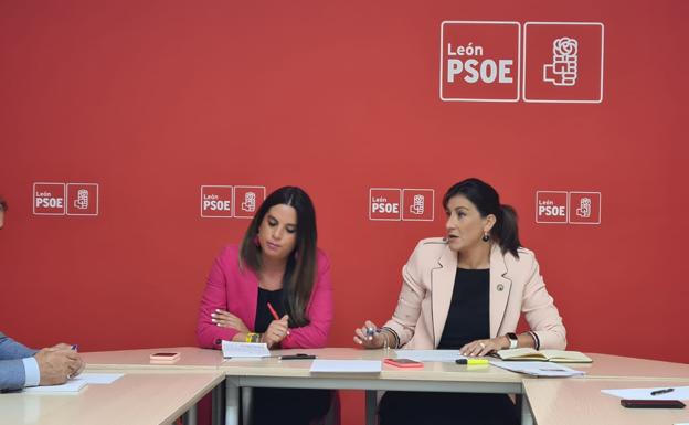 Nuria Rubio y Ana Sánchez en un encuentro con cargos orgánicos del PSOE de León.