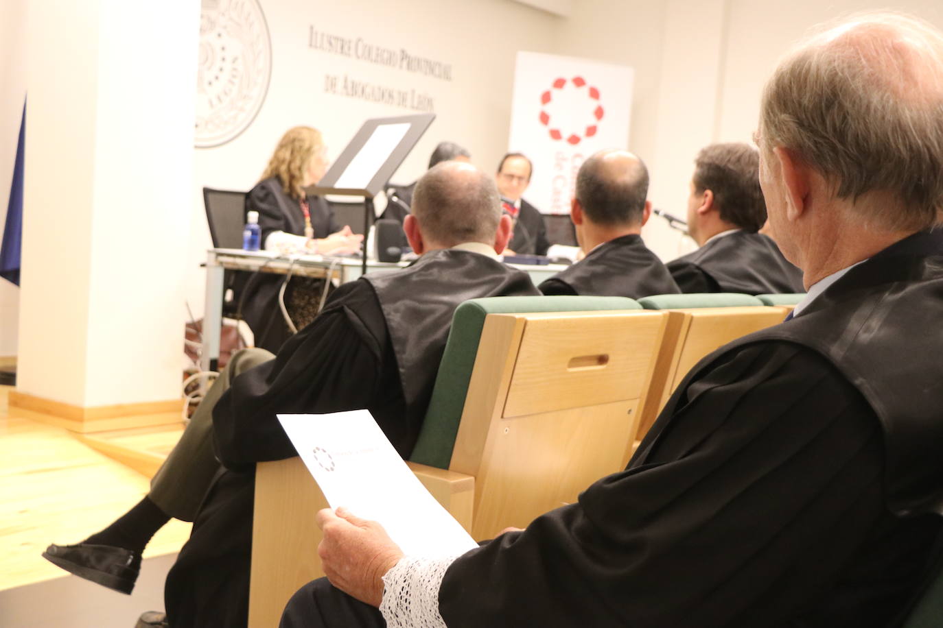 La sesión plenaria realizada por el Consejo de la Abogacía de Castilla y León en el Colegio de Abogados de León.