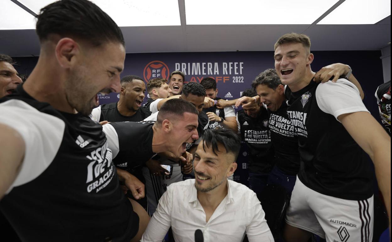 Rubén de la Barrera celebra el ascenso con sus jugadores.