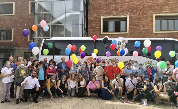 Los usuarios de Salud Mental León celebran la donación. 