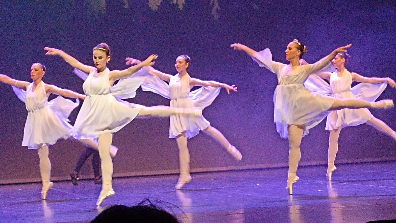 La danza se entremezcla con las 'Fantasías de Don Quijote' en el Auditorio. El Área de Danza de la Escuela Municipal de Música, Danza y Artes Escénicas del Ayuntamiento de León celebra con gran éxito su tradicional fiesta anual.