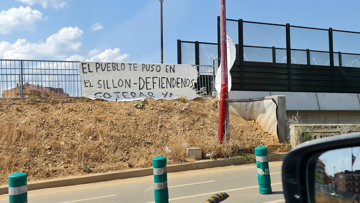 La integración ferroviaria en el alfoz de León es el perfecto ejemplo del fracaso de las administraciones para no resolver un problema de enorme trascendencia social. El tren no se entierra pero sí entierra a edificios y vecinos y les condena a un aislamiento «insoportable en este siglo».