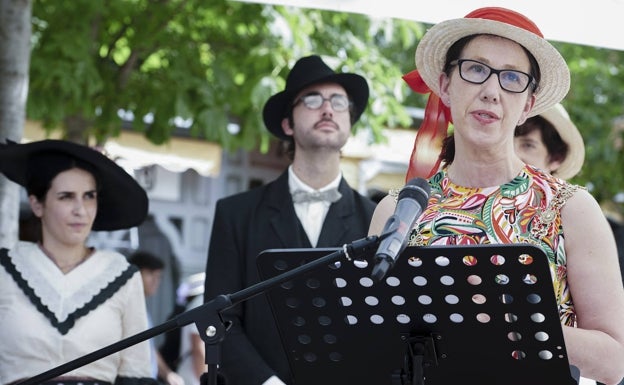La alcadese de Dublín, Allison Gilliland, en la Cuesta de Moyano, santuario libresco de Madrid. 