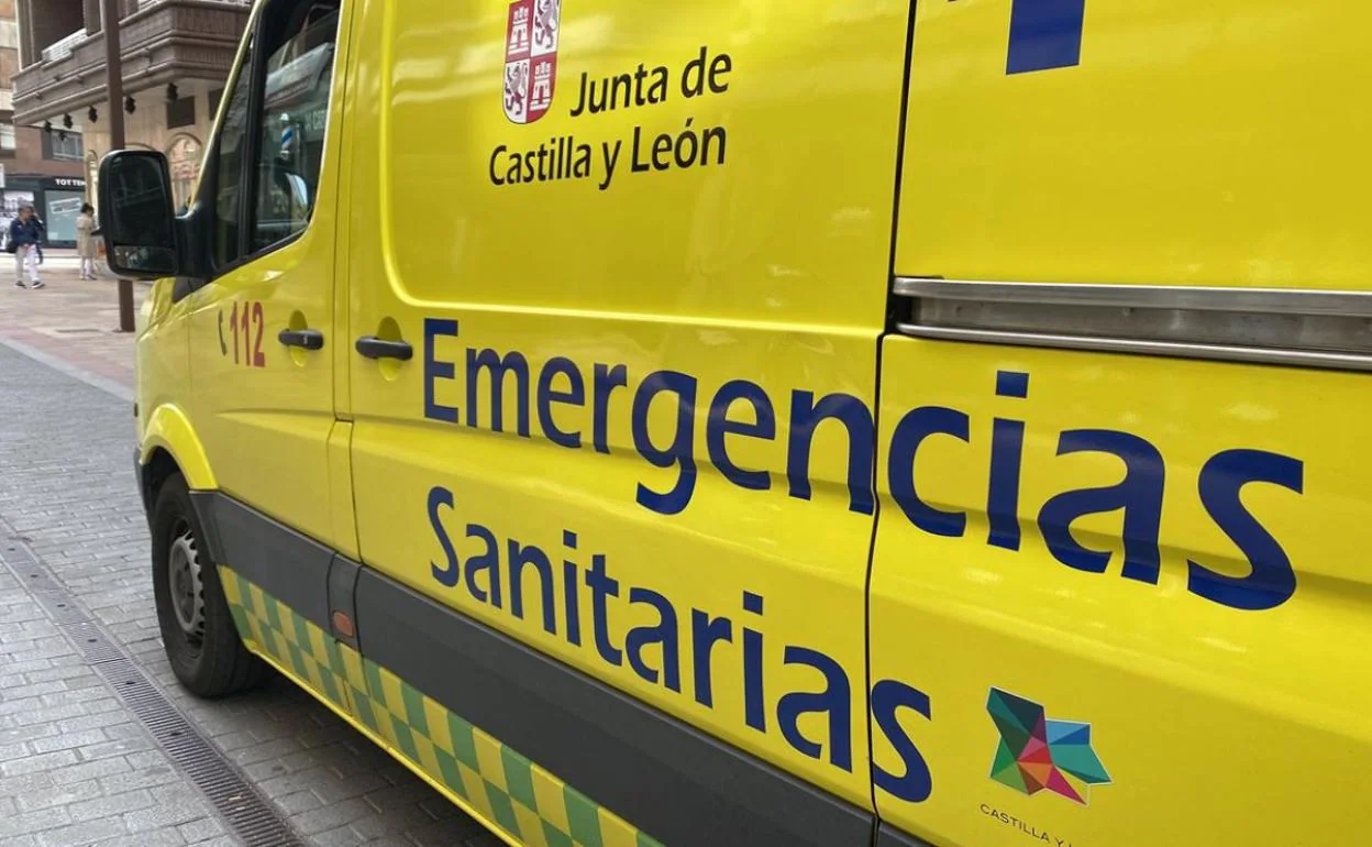 Imagen de archivo de una ambulancia de Emergencias Sanitarias de la Junta en León. 