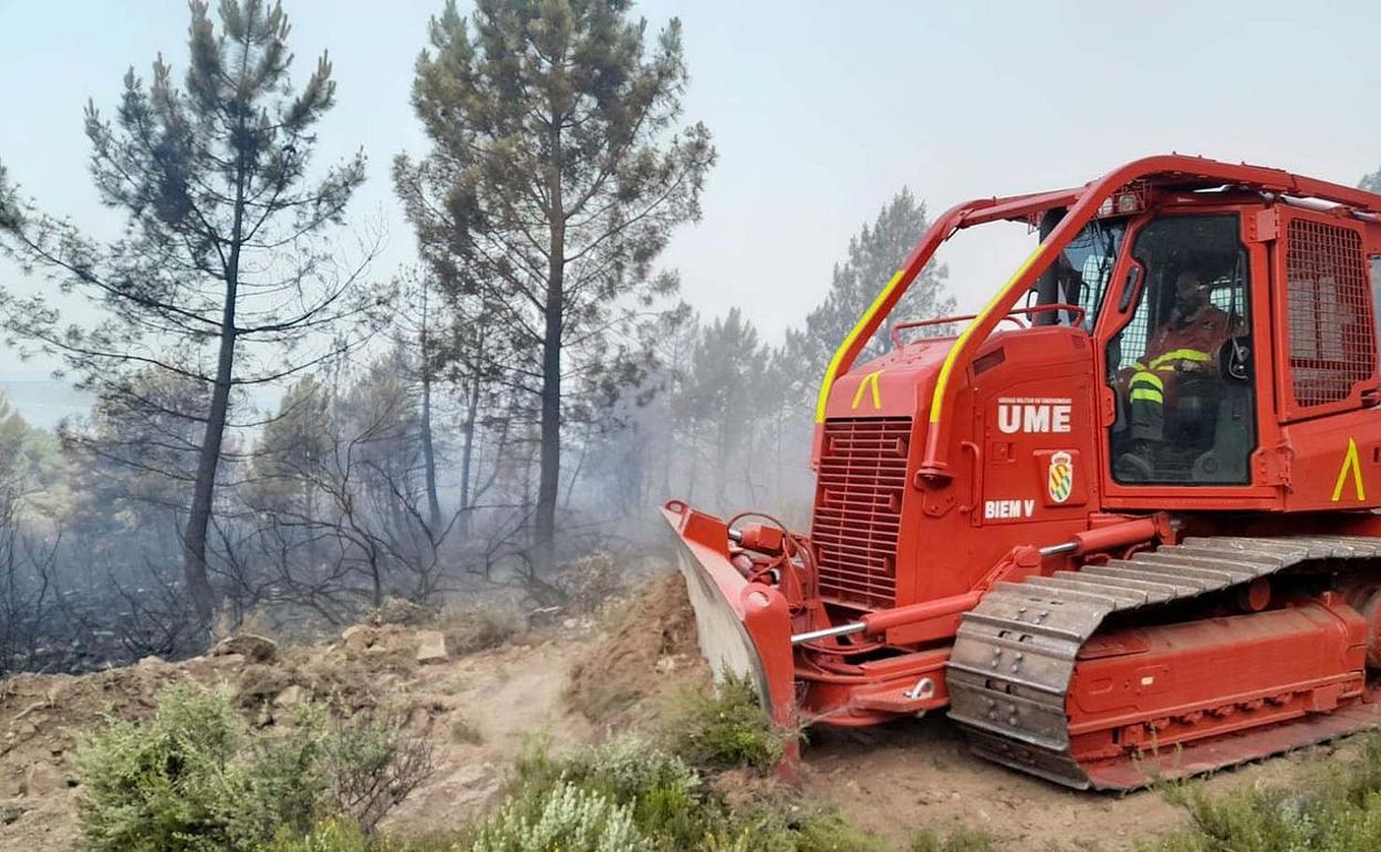 Efectivois dela UME trabajando en el lugar del incendio. 