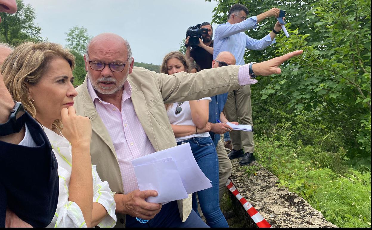 Visita de la ministra de Transportes al tramo afectado de la A-6 por la caída del viaducto en Vega de Valcarce.