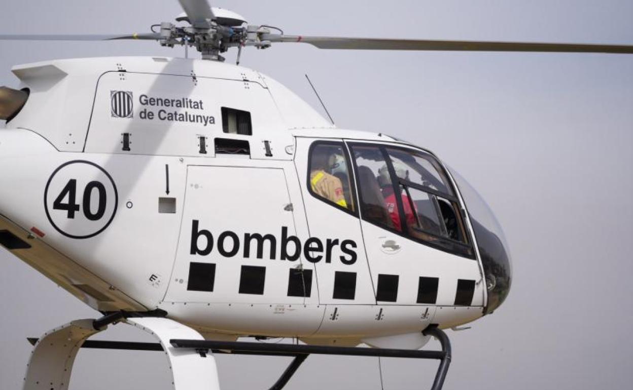 Bomberos de la Generalitat realizan tareas de extinción en Artesa de Segre (Lleida). 