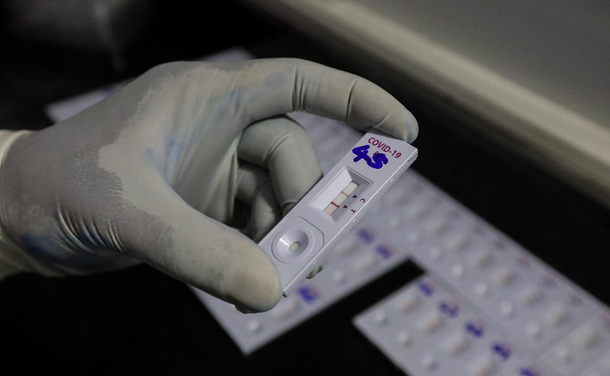 Un test covid positivo.