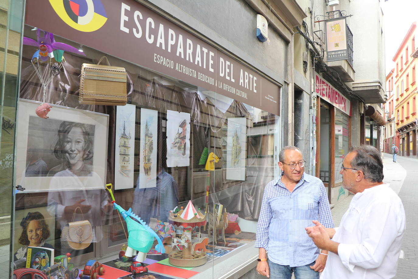 La Casa del Embutido convierte uno de sus escaparates en la calle Conde Rebolledo en una ventana al arte con exposiciones mensuales de artistas leoneses | Proponen crear una certamen artístico «úncio en España y en Europa» replicando la idea de exponer «a pie de calle» en otros locales de la calle.