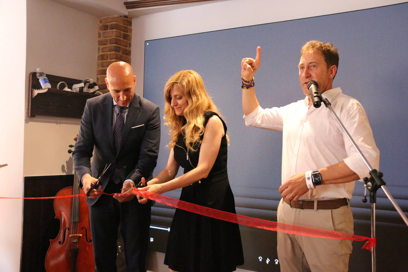 José Antonio Diez y Mar Sancho «inauguran» este nuevo Cafeito ante la mirada de Tomás Castro, presidente de Proconsi. 