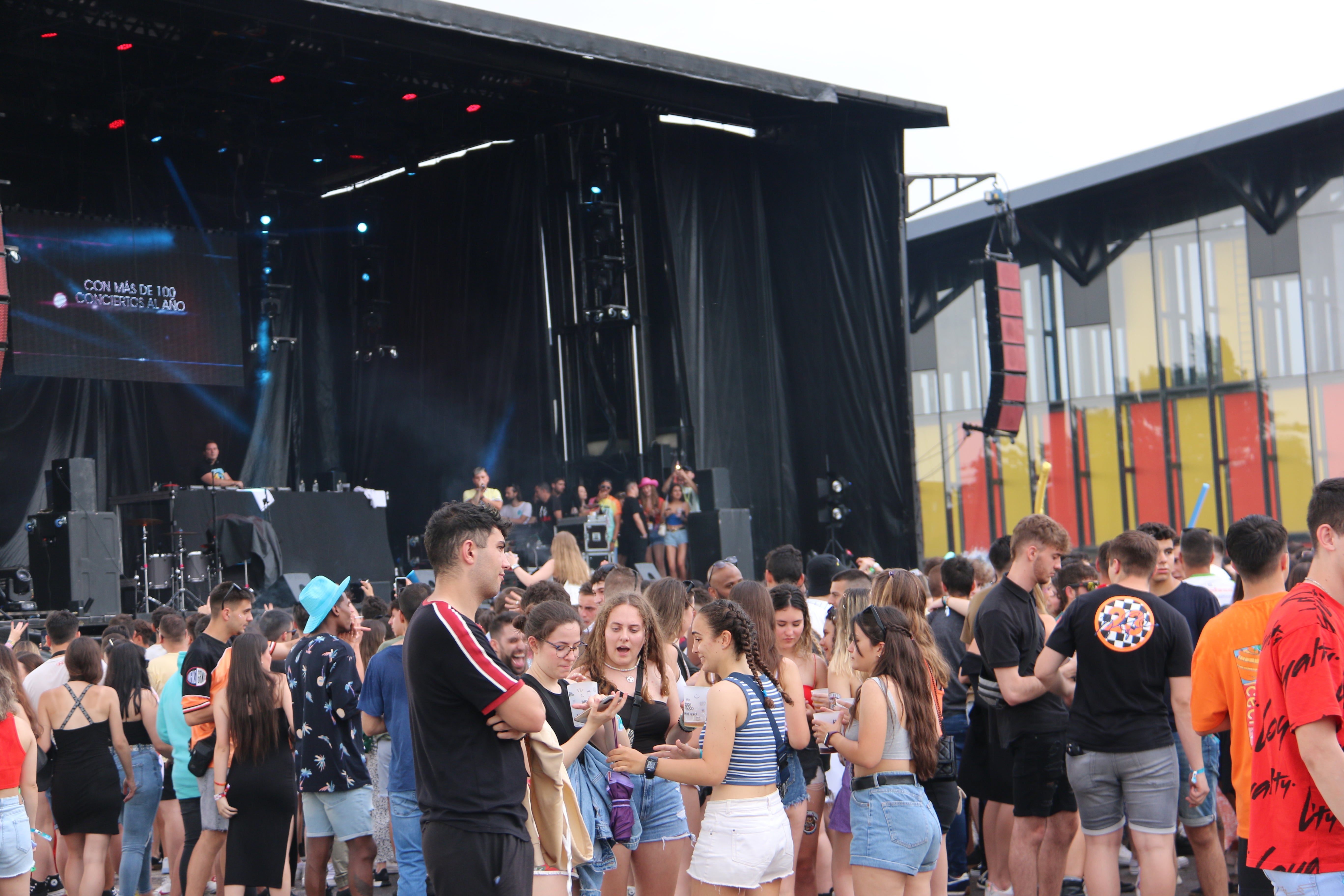 El Monoloco Fest acoge una segunda edición con casi 8.000 jóvenes congregados en el Palacio de exposiciones de León. 