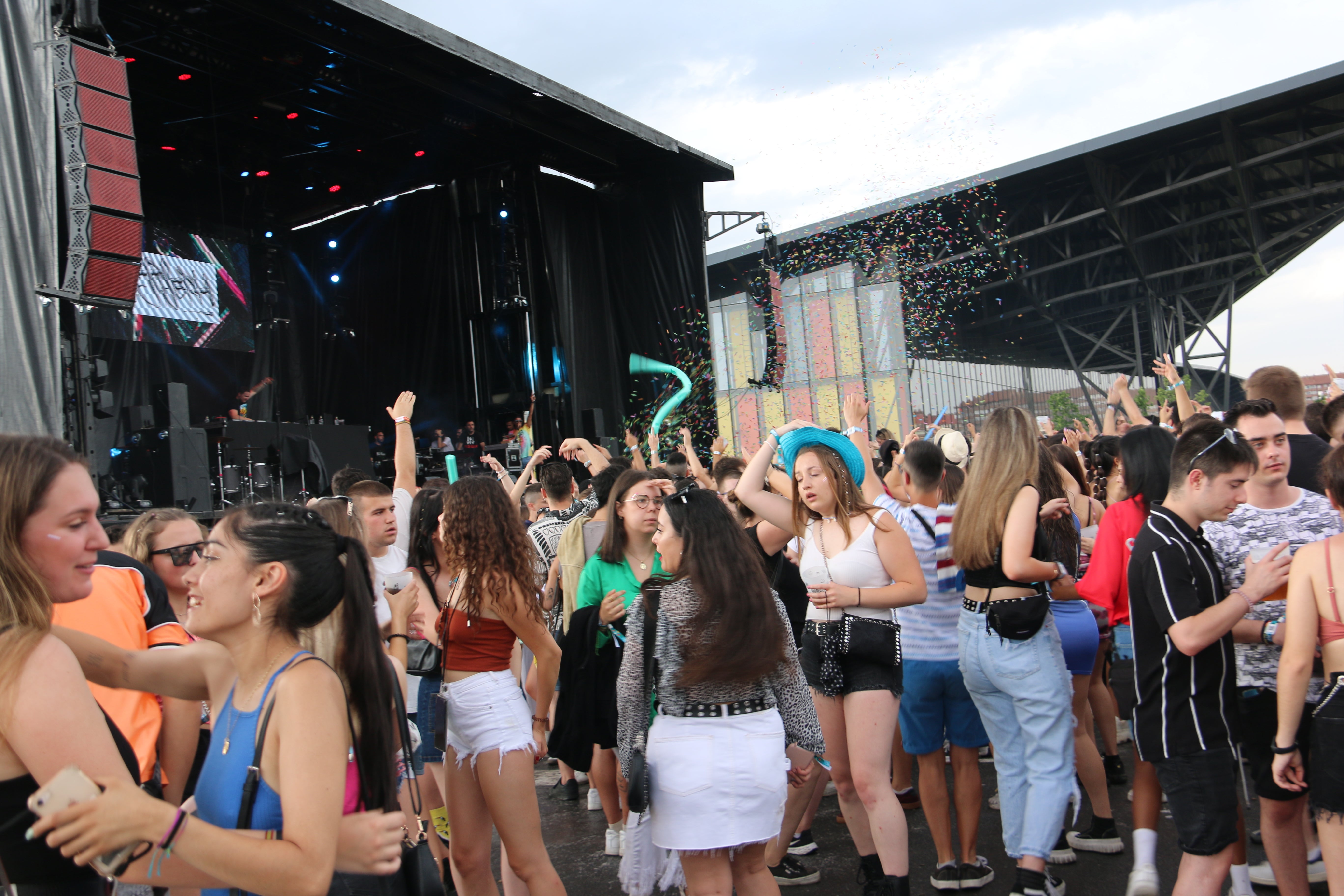 El Monoloco Fest acoge una segunda edición con casi 8.000 jóvenes congregados en el Palacio de exposiciones de León. 