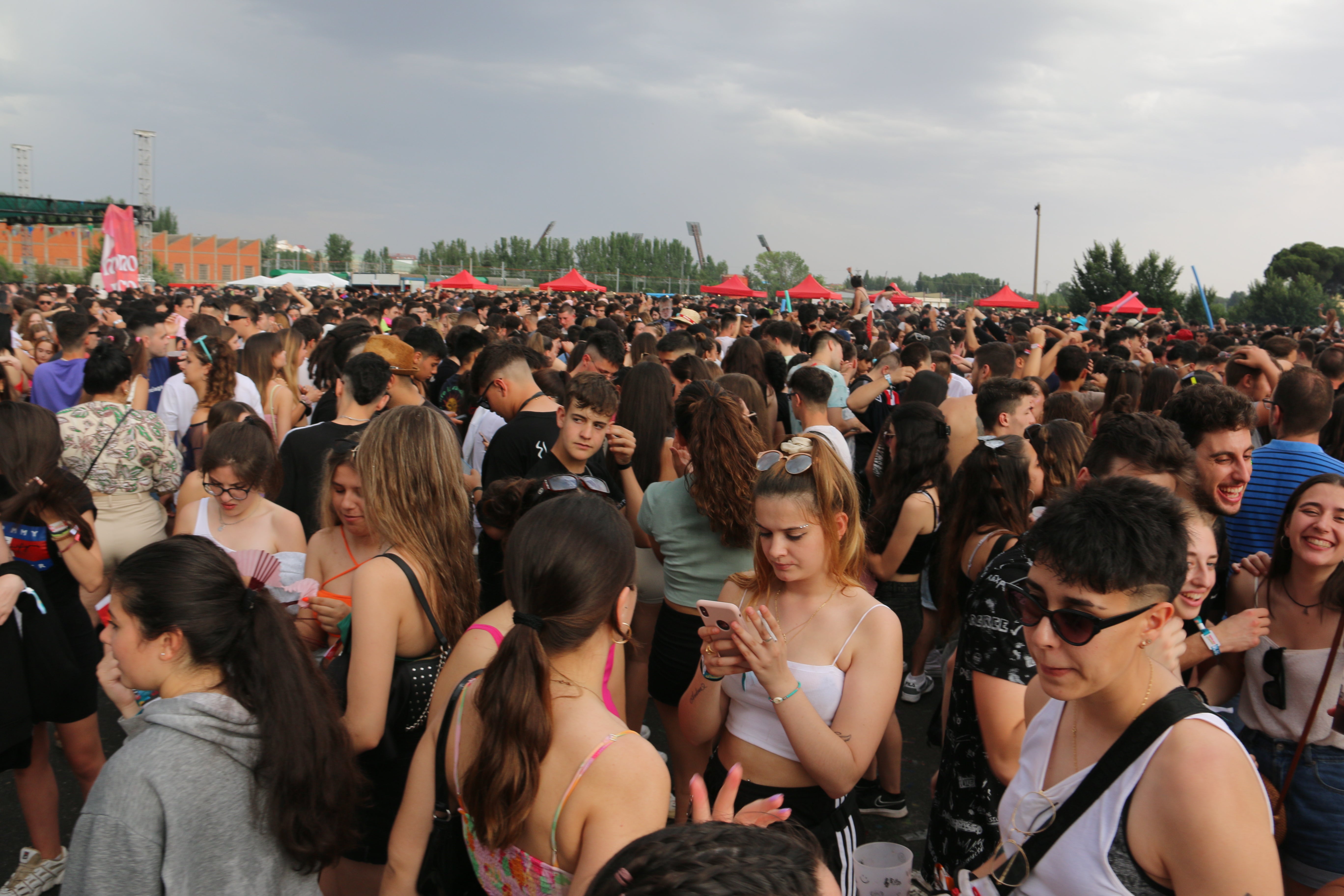 El Monoloco Fest acoge una segunda edición con casi 8.000 jóvenes congregados en el Palacio de exposiciones de León. 