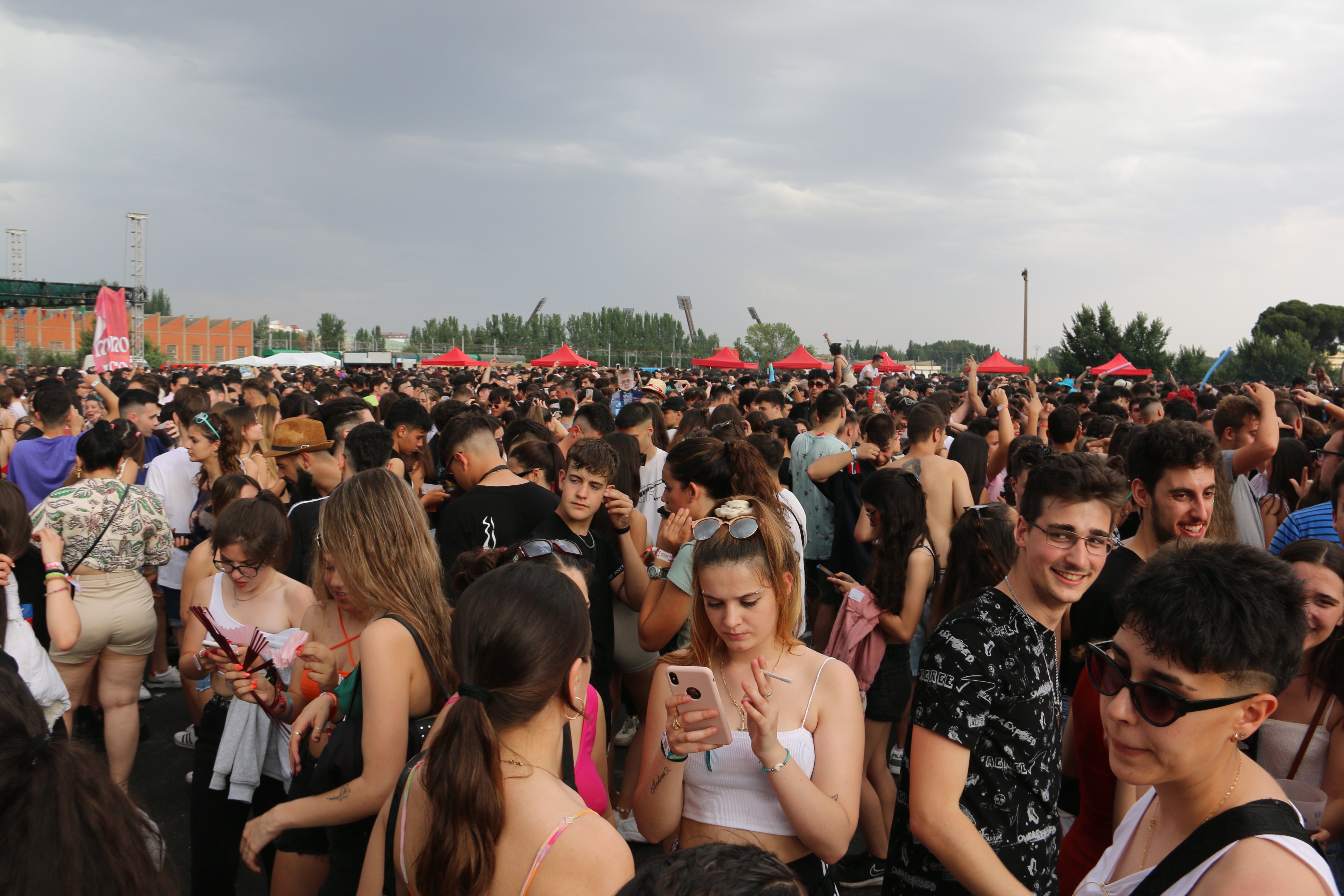 El Monoloco Fest acoge una segunda edición con casi 8.000 jóvenes congregados en el Palacio de exposiciones de León. 