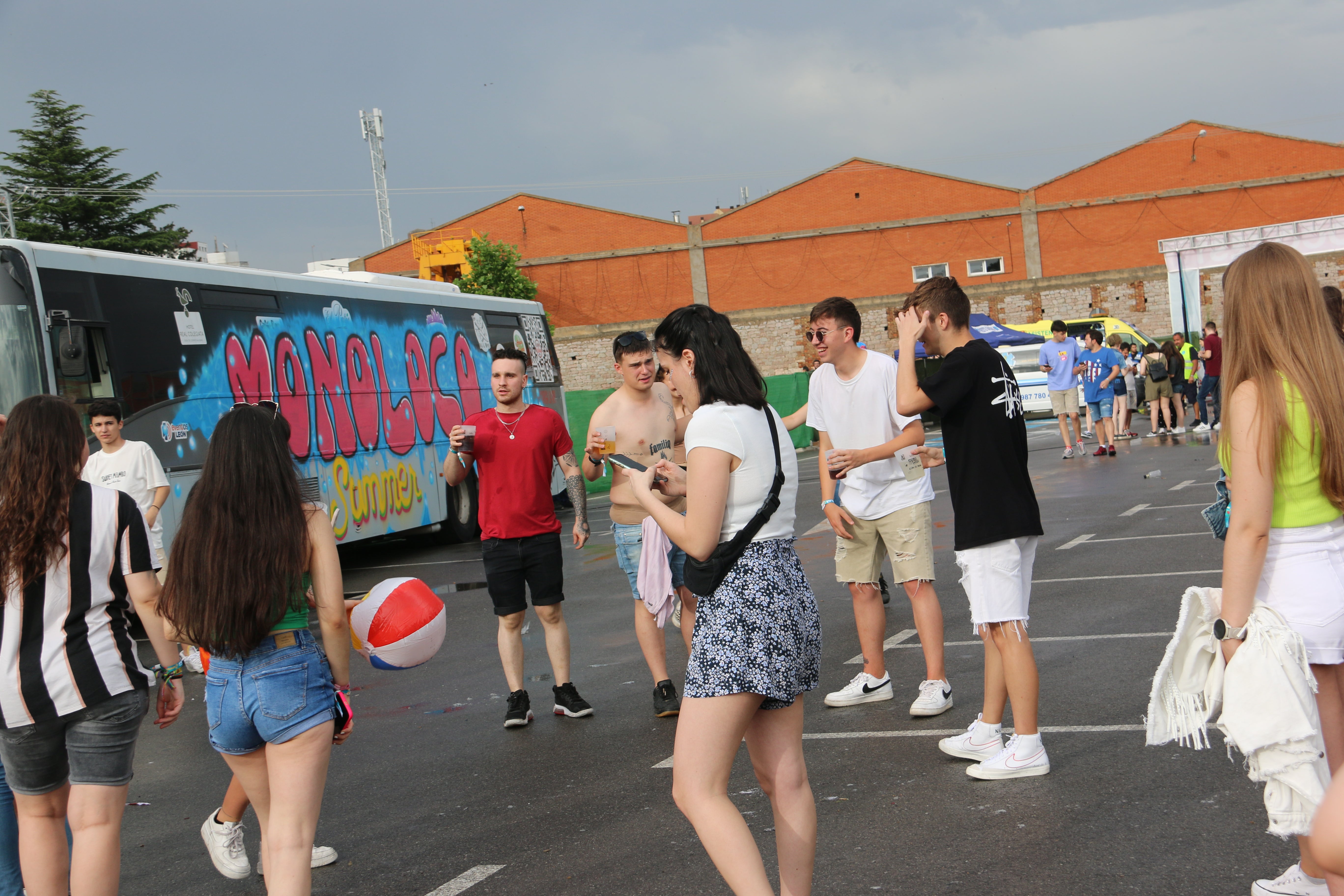 El Monoloco Fest acoge una segunda edición con casi 8.000 jóvenes congregados en el Palacio de exposiciones de León. 