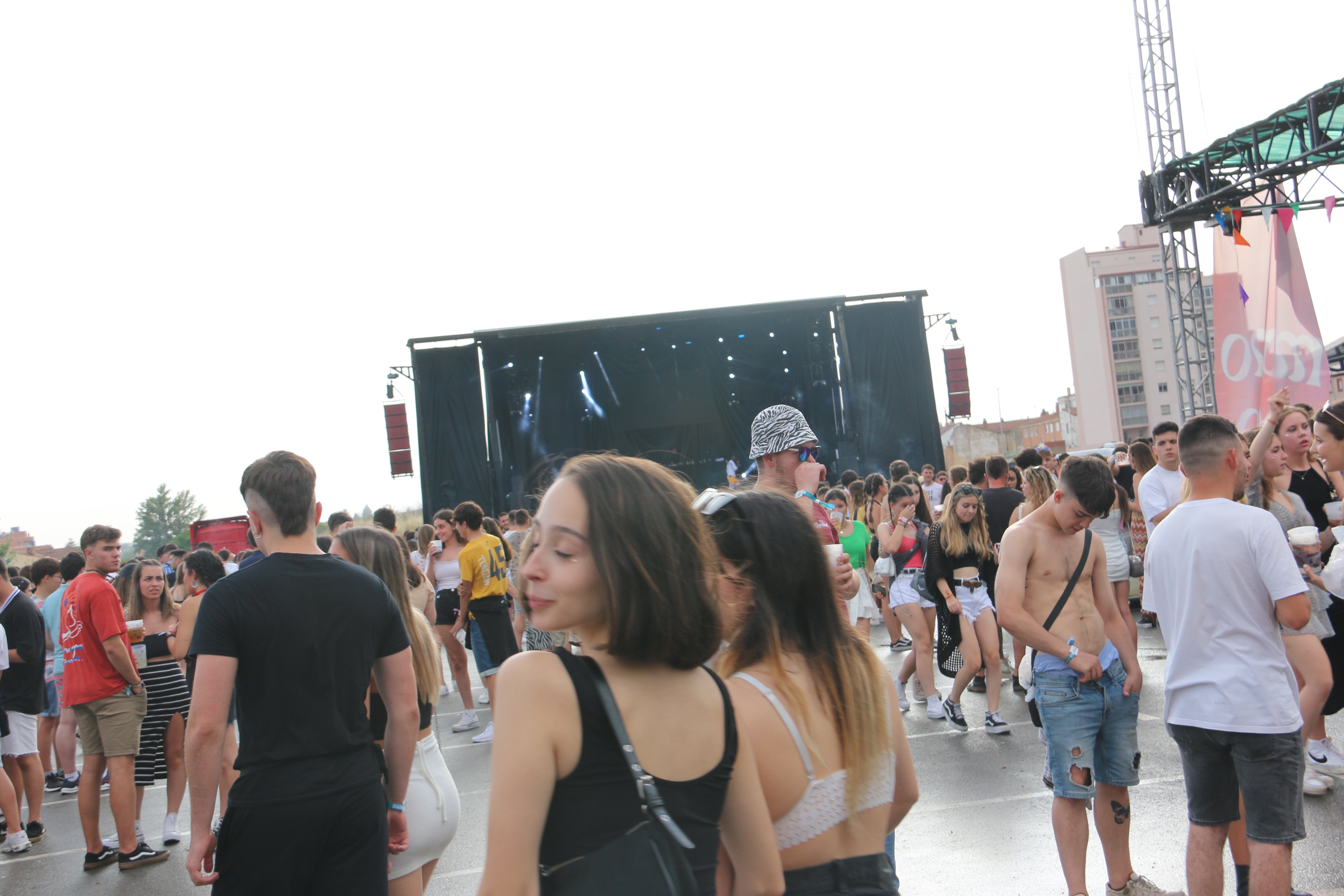 El Monoloco Fest acoge una segunda edición con casi 8.000 jóvenes congregados en el Palacio de exposiciones de León. 