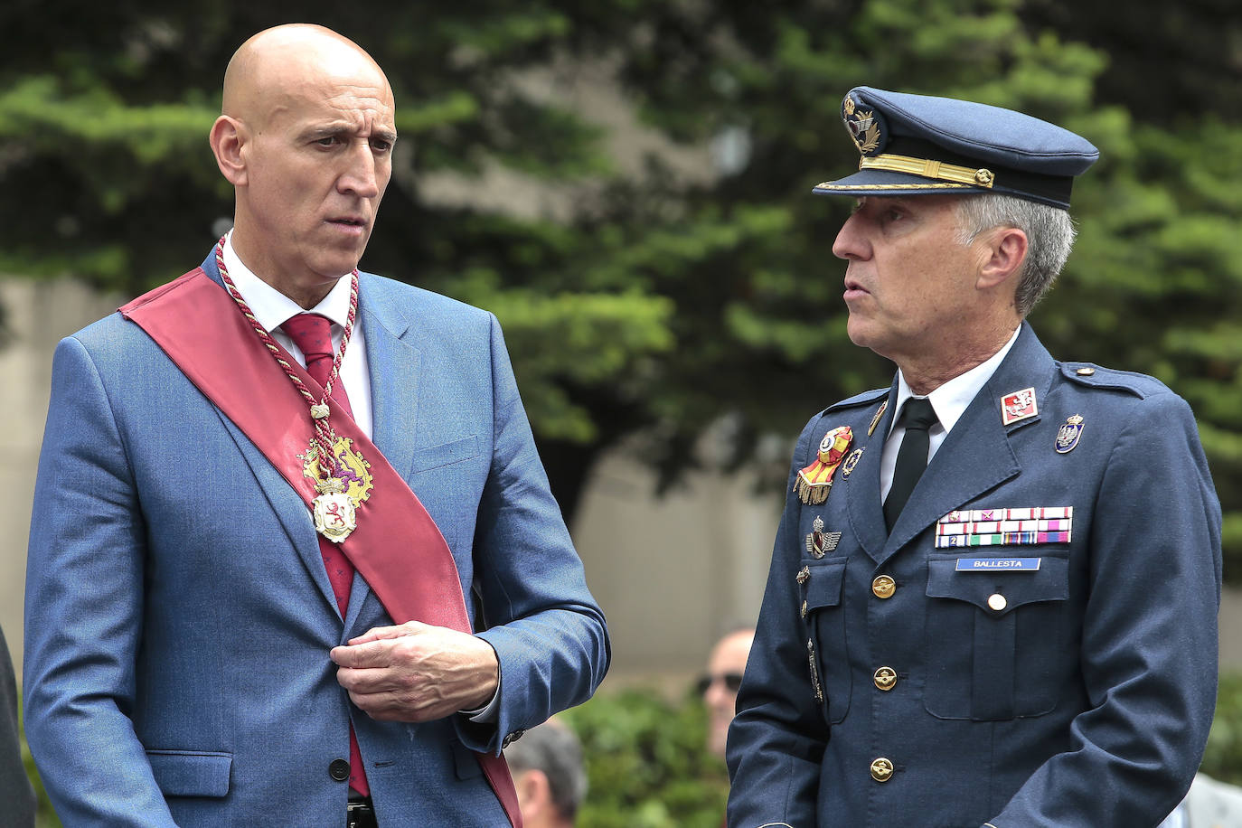 Fotos: Entrega de Hijos Adoptivos de la ciudad de León a los militares de la Academia Básica del Aire