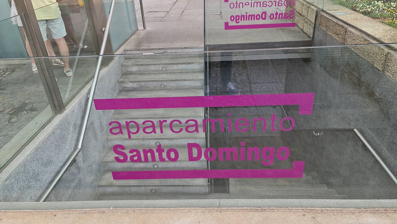 León recupera la titularidad del aparcamiento de Santo Domingo y busca consenso sobre su futuro. El equipo de gobierno intentará pactar con el resto de grupos el futuro de esta instalación urbana con 200 plazas de estacionamiento. Asumir la gestión o externalizar, las únicas opciones. El recinto precisa de más de dos millones de euros de inversión.