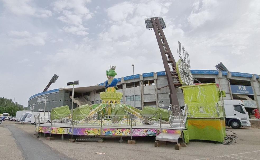 El recinto ferial comienza a levantarse en la capital con la mirada puesta en el inicio de las fiestas. 