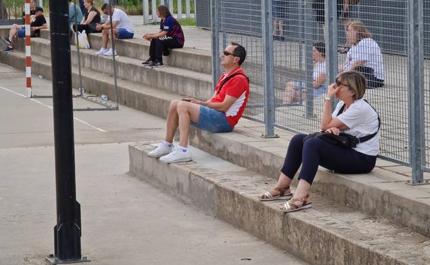 Galería. Un grupo de familiares espera a los profesores en el IES Eras de Renueva. 