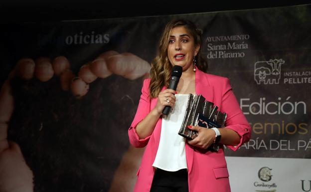 La gerente de Ganaderías Omañacea recoge el premio a la explotación ganadera, con Aida Rodrígo a la cabeza. 