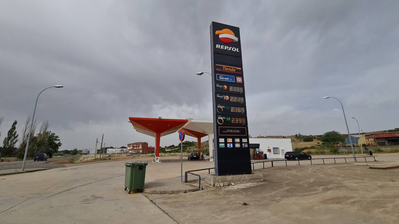 Las gasolineras de León ponen rumbo a los 3 euros por litro de combustible. Una estación de servicio en el polígono de Onzonilla alcanza el 'récord' de 2,4 euros por litro de combustible. El sector cree que se alcanzarán los tres euros en verano.