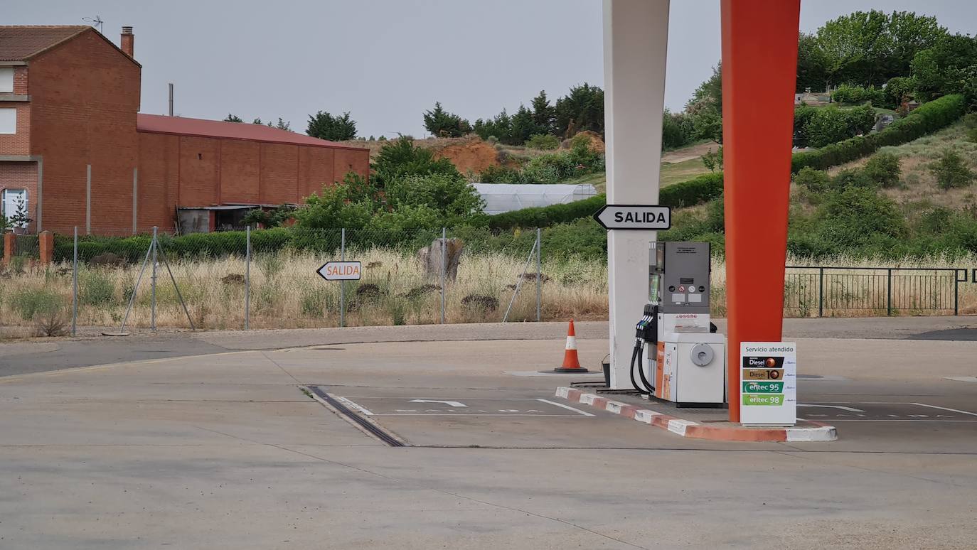 Las gasolineras de León ponen rumbo a los 3 euros por litro de combustible. Una estación de servicio en el polígono de Onzonilla alcanza el 'récord' de 2,4 euros por litro de combustible. El sector cree que se alcanzarán los tres euros en verano.