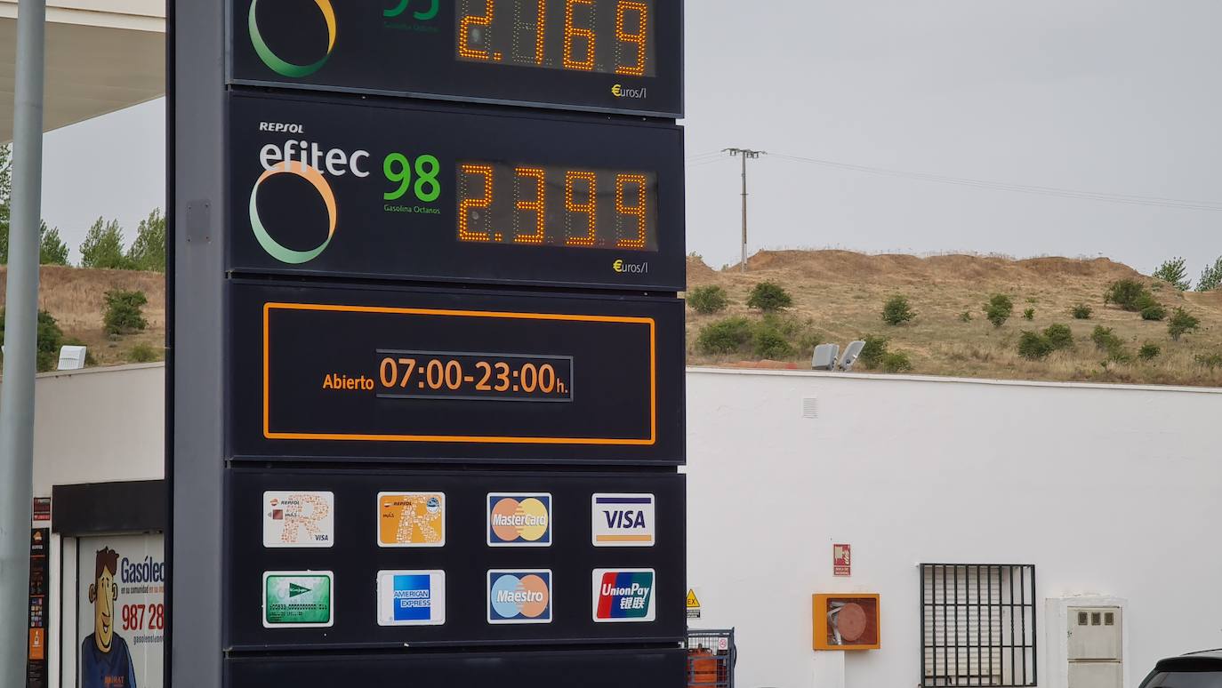 Las gasolineras de León ponen rumbo a los 3 euros por litro de combustible. Una estación de servicio en el polígono de Onzonilla alcanza el 'récord' de 2,4 euros por litro de combustible. El sector cree que se alcanzarán los tres euros en verano.