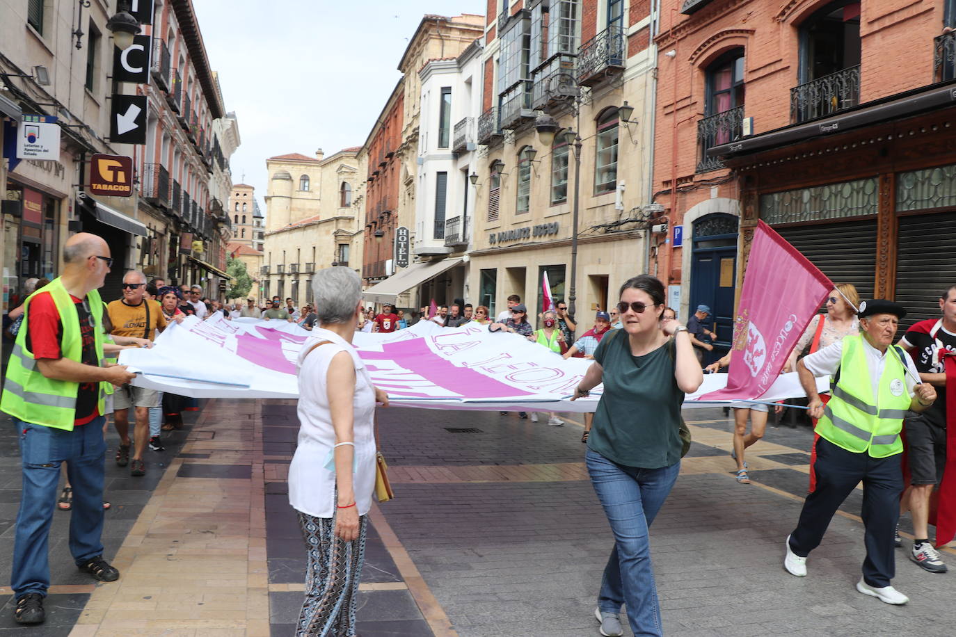 Cientos de personas se concentran y celebrar el primer día de la «Identidá Llionesa