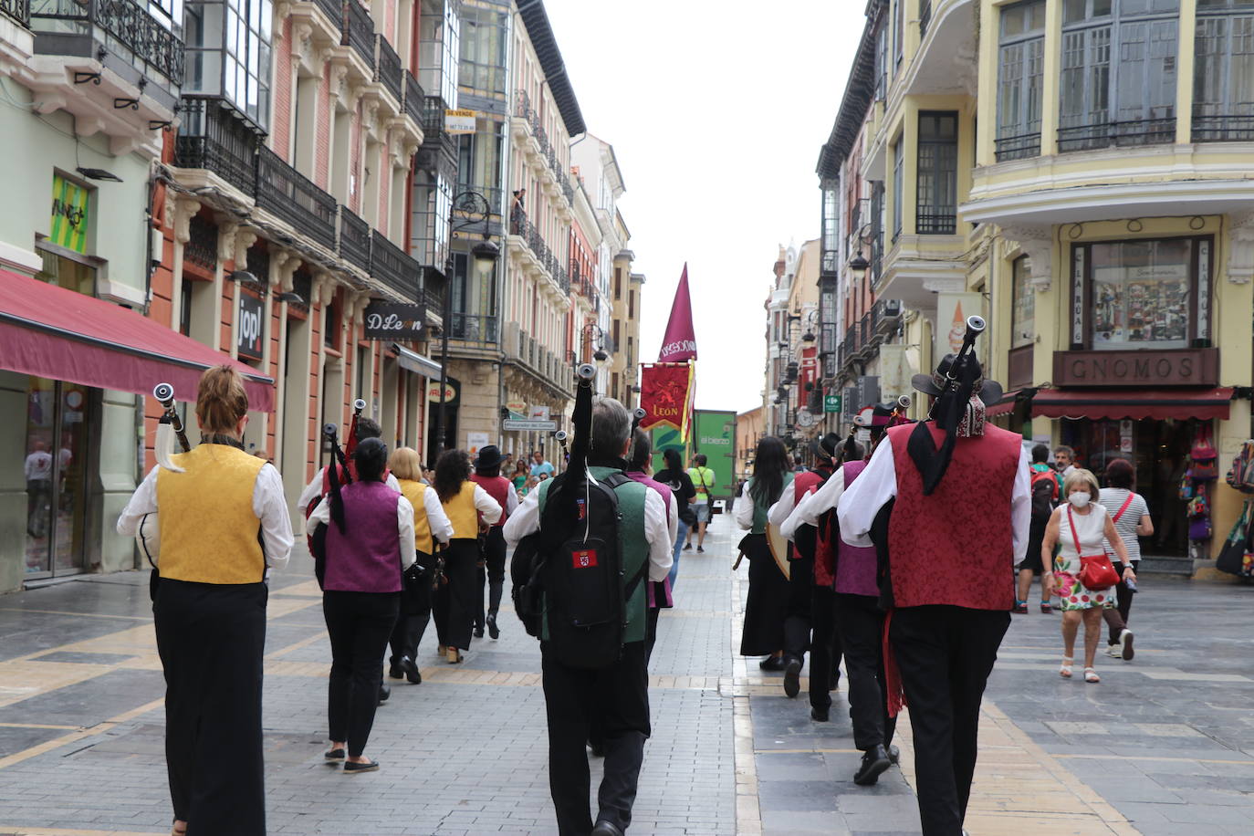 Cientos de personas se concentran y celebrar el primer día de la «Identidá Llionesa