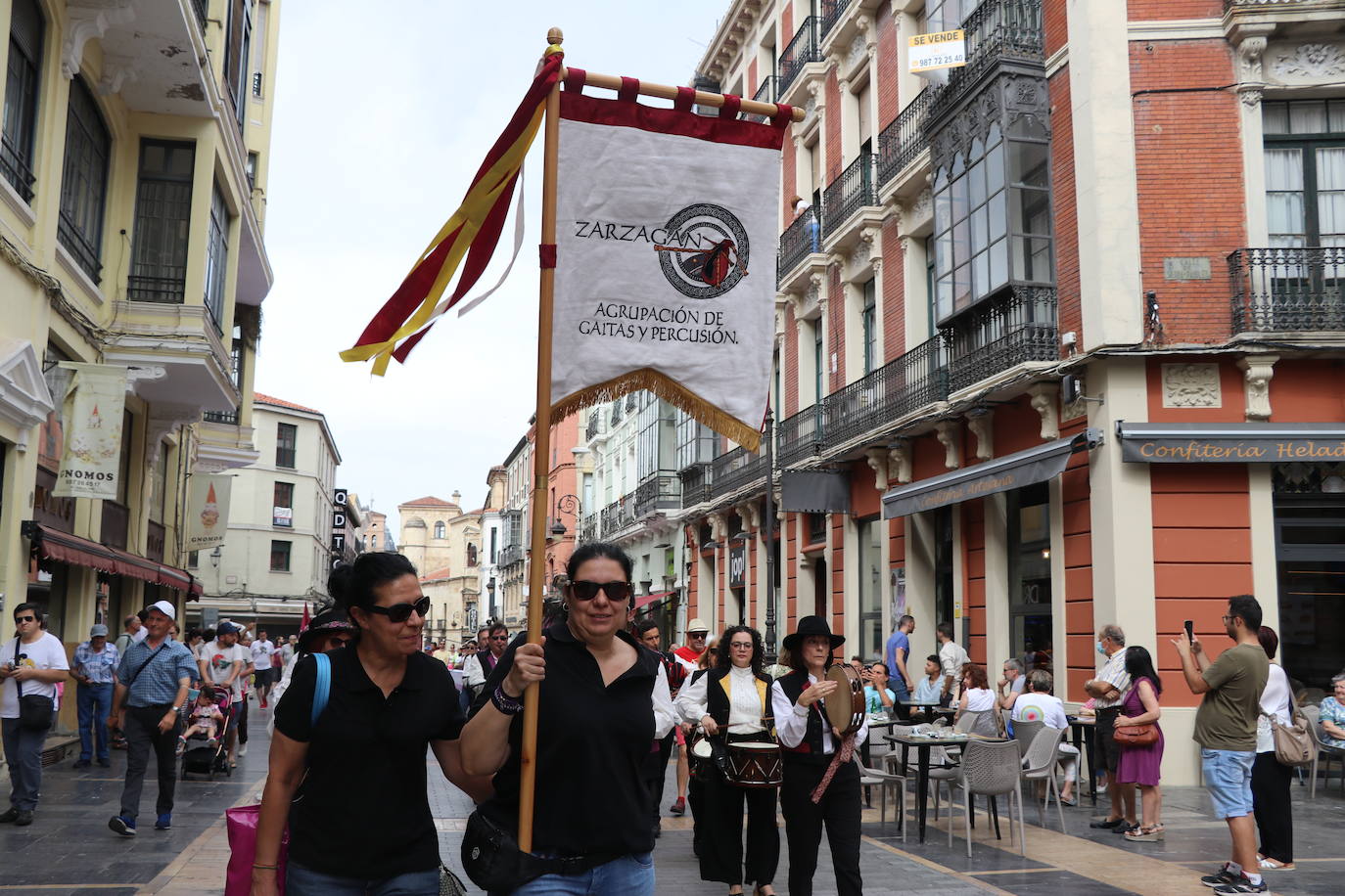 Cientos de personas se concentran y celebrar el primer día de la «Identidá Llionesa