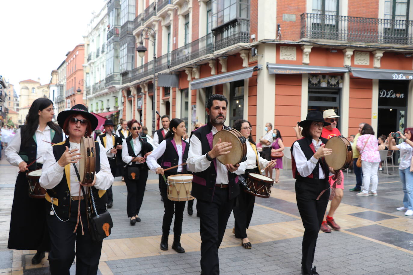 Cientos de personas se concentran y celebrar el primer día de la «Identidá Llionesa