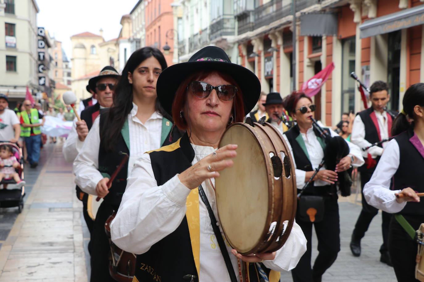 Cientos de personas se concentran y celebrar el primer día de la «Identidá Llionesa