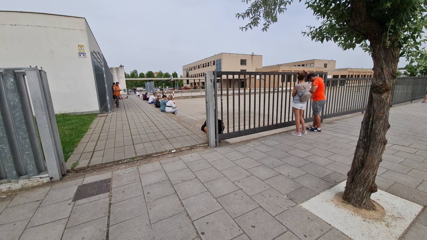 Nervios, tensión y esperanza: 3.600 opositores a maestros llenan León. Los institutos de enseñanza secundaria de Eras de Renueva, Padre Isla, Ordoño II, Juan del Enzina, Lancia y Giner de los Ríos acogen las pruebas para maestros de Primaria.