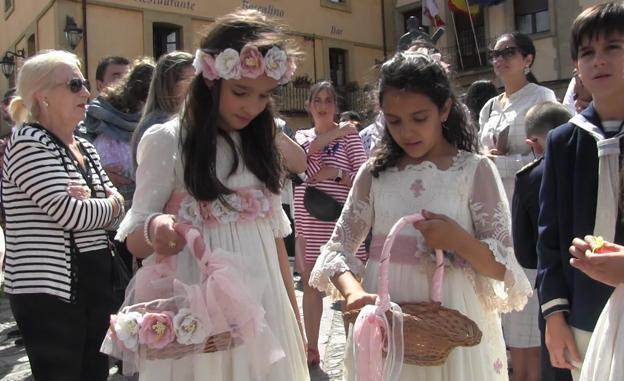 La procesión, que llevaba dos años sin poder celebrarse a causa de la pandemia, estuvo encabezada por la Cruz procesional de la Catedral y las Cruces parroquiales y ciriales.