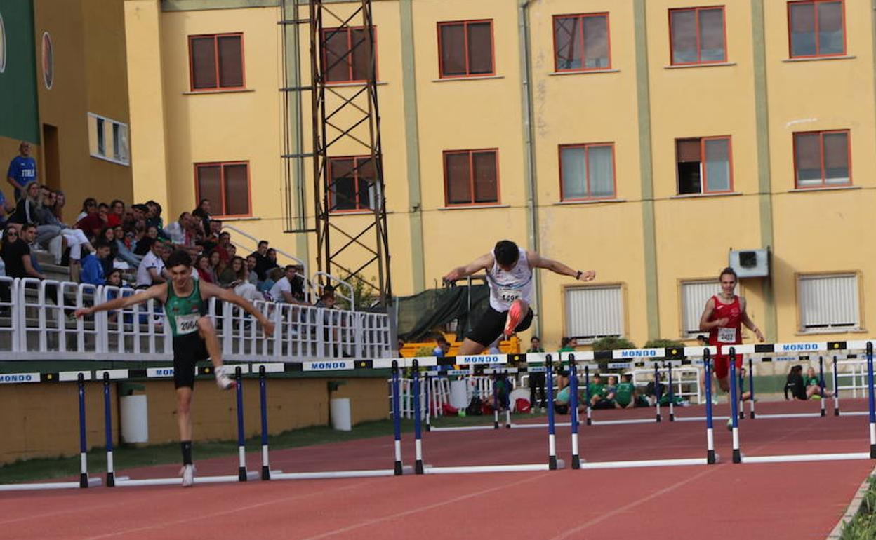 Prueba del 400 metros vallas masculino del Gran Premio de Atletismo. 