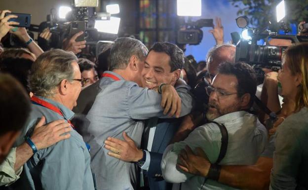 Juanma Moreno celebra el triunfo electoral.