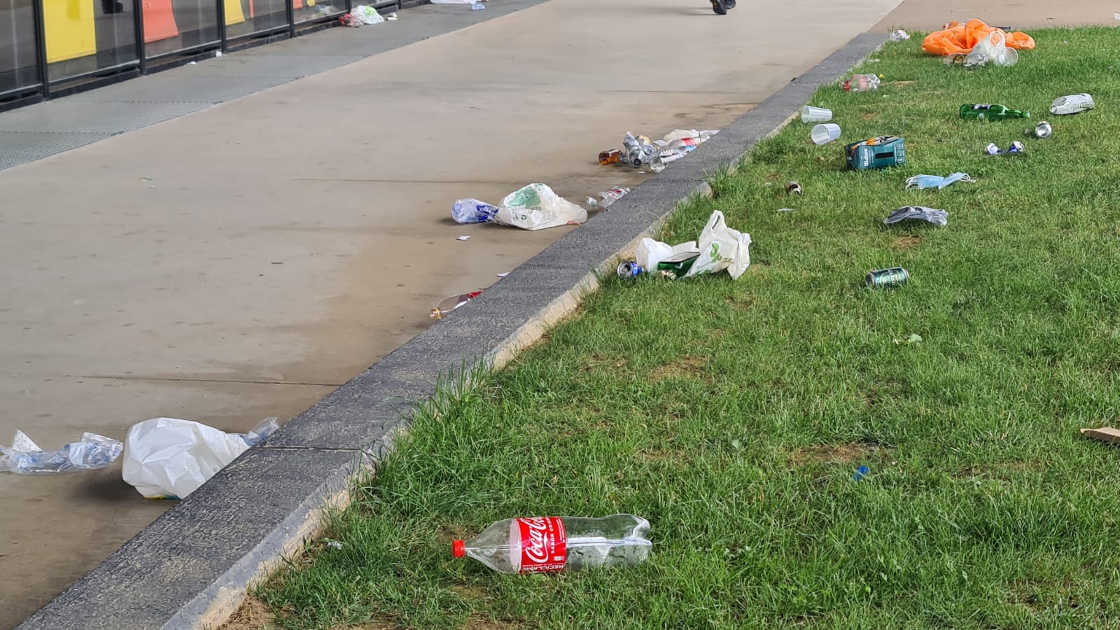 Fotos: Kilos de basura junto al Palacio de Exposiciones