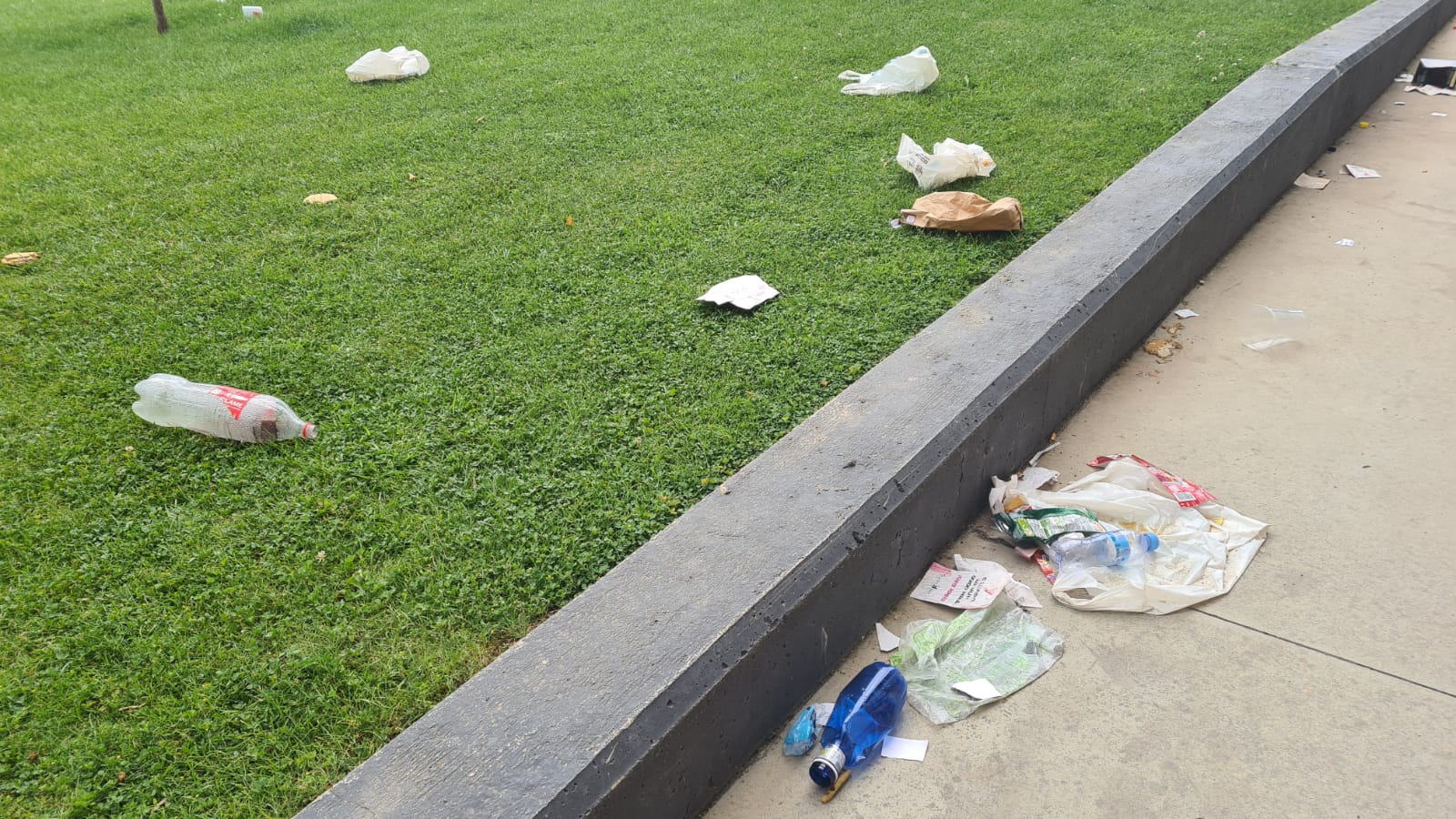 Fotos: Kilos de basura junto al Palacio de Exposiciones