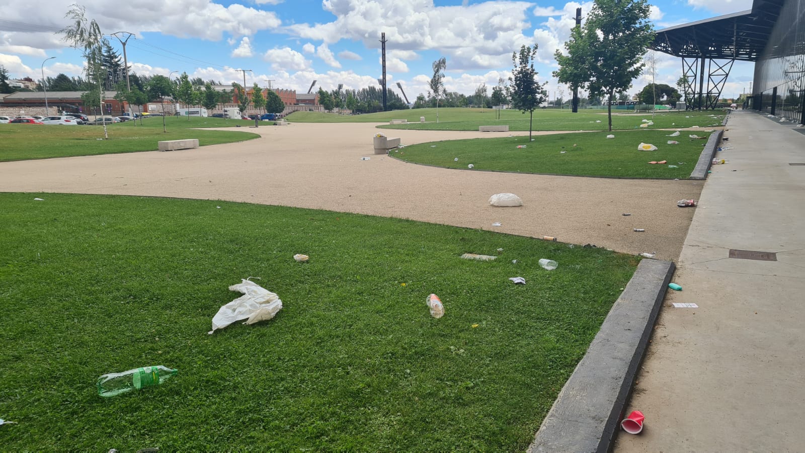 Fotos: Kilos de basura junto al Palacio de Exposiciones